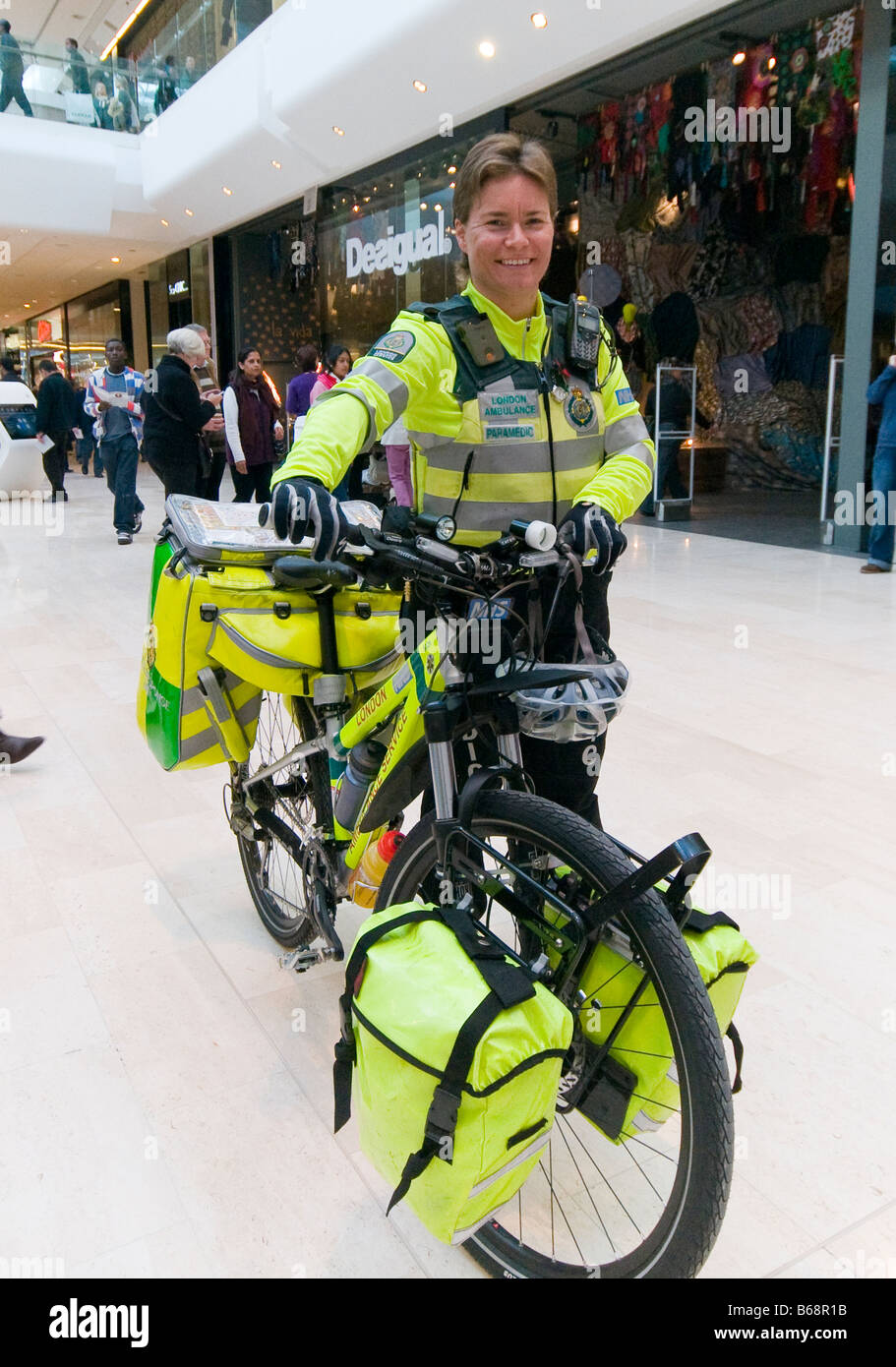 Un paramedico dal London ambulance ciclo unità di risposta a Londra Foto Stock