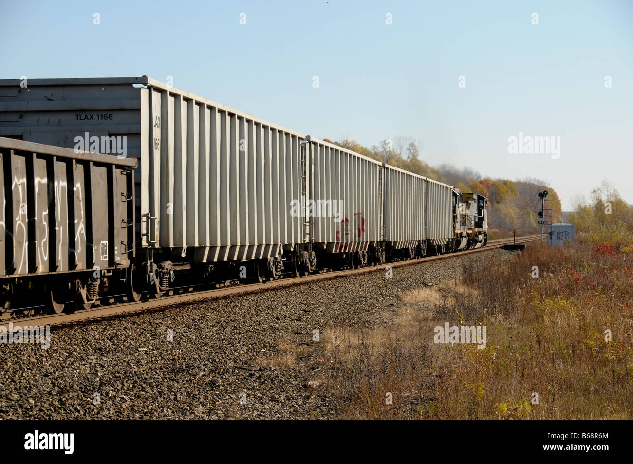 Treno merci passando attraverso rurale stato di NY, STATI UNITI D'AMERICA. Foto Stock