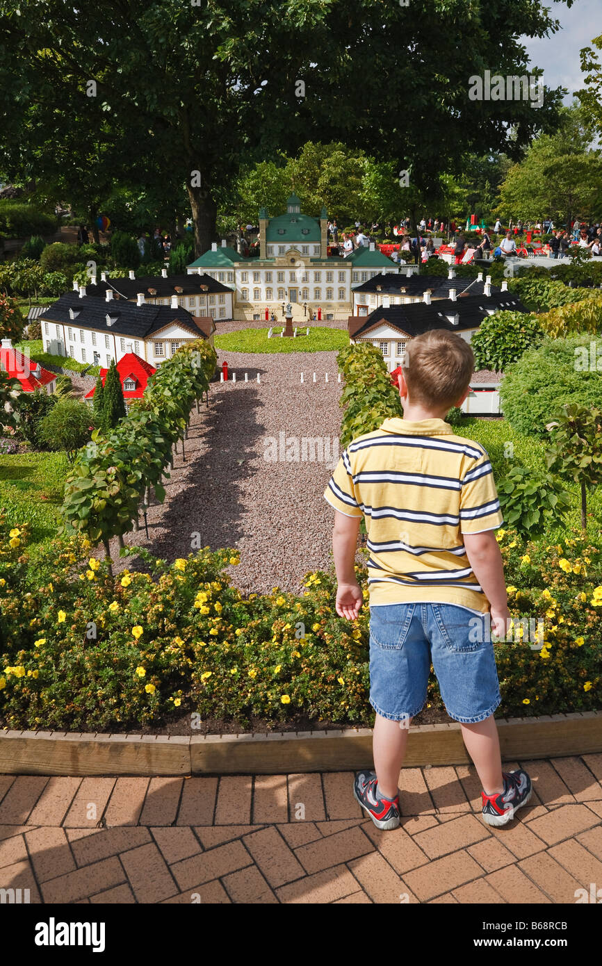 Legoland, Danimarca: bambino guardando un modello di Lego del Fredensborg Palace Foto Stock