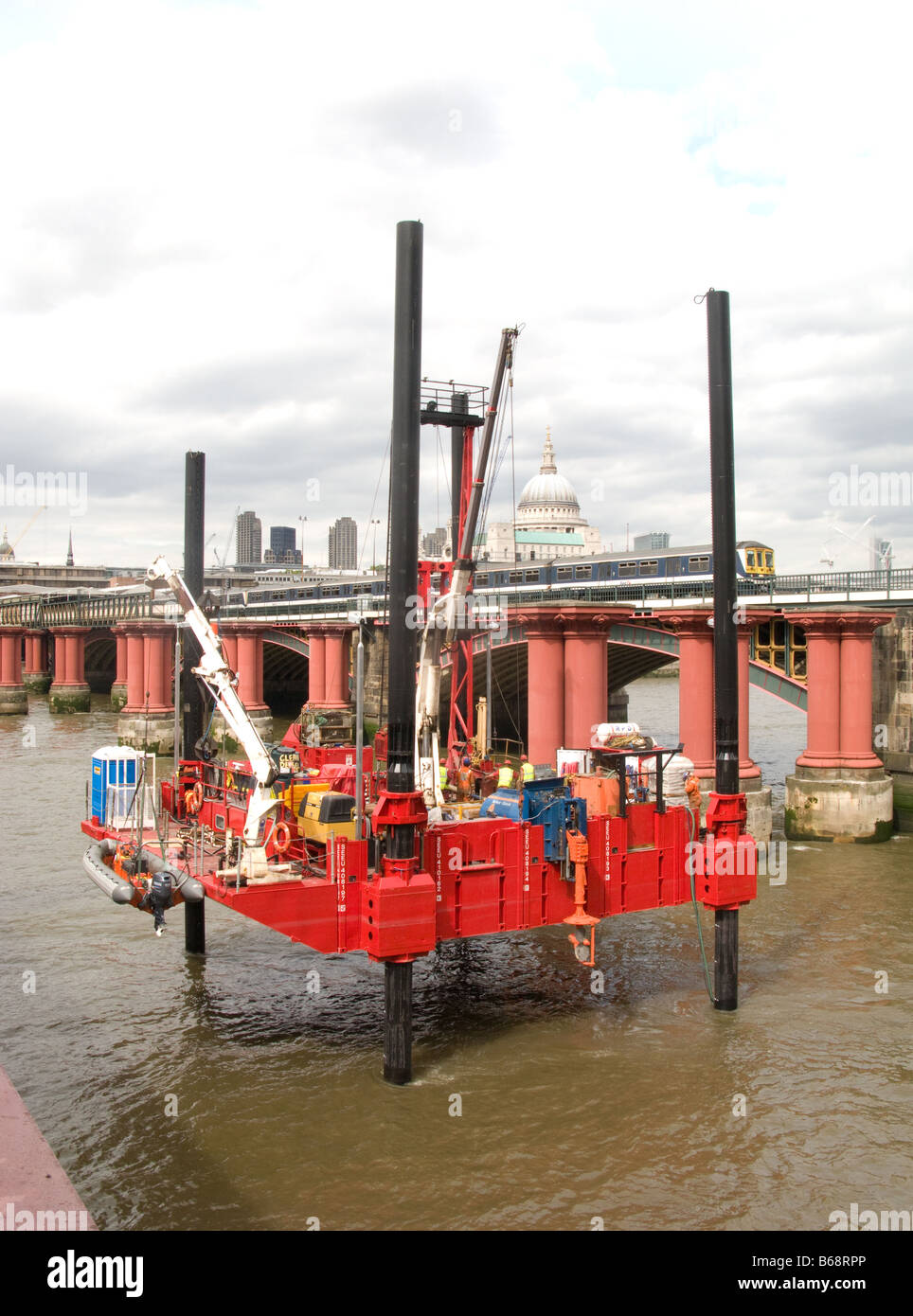 Una piattaforma di indagine la rilevazione del letto del fiume Tamigi in preparazione per la proposta di Blackfriars Station riqualificazione Foto Stock