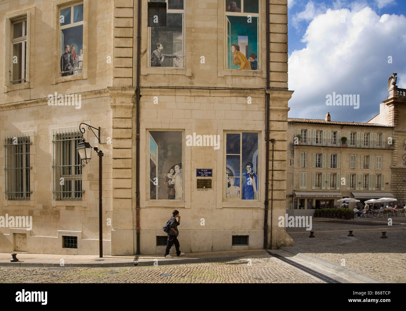 Trompe L'oeil, pitture murali, Place de Sorano, off Place de l'Horloge, Avignone, Provenza, Francia Foto Stock