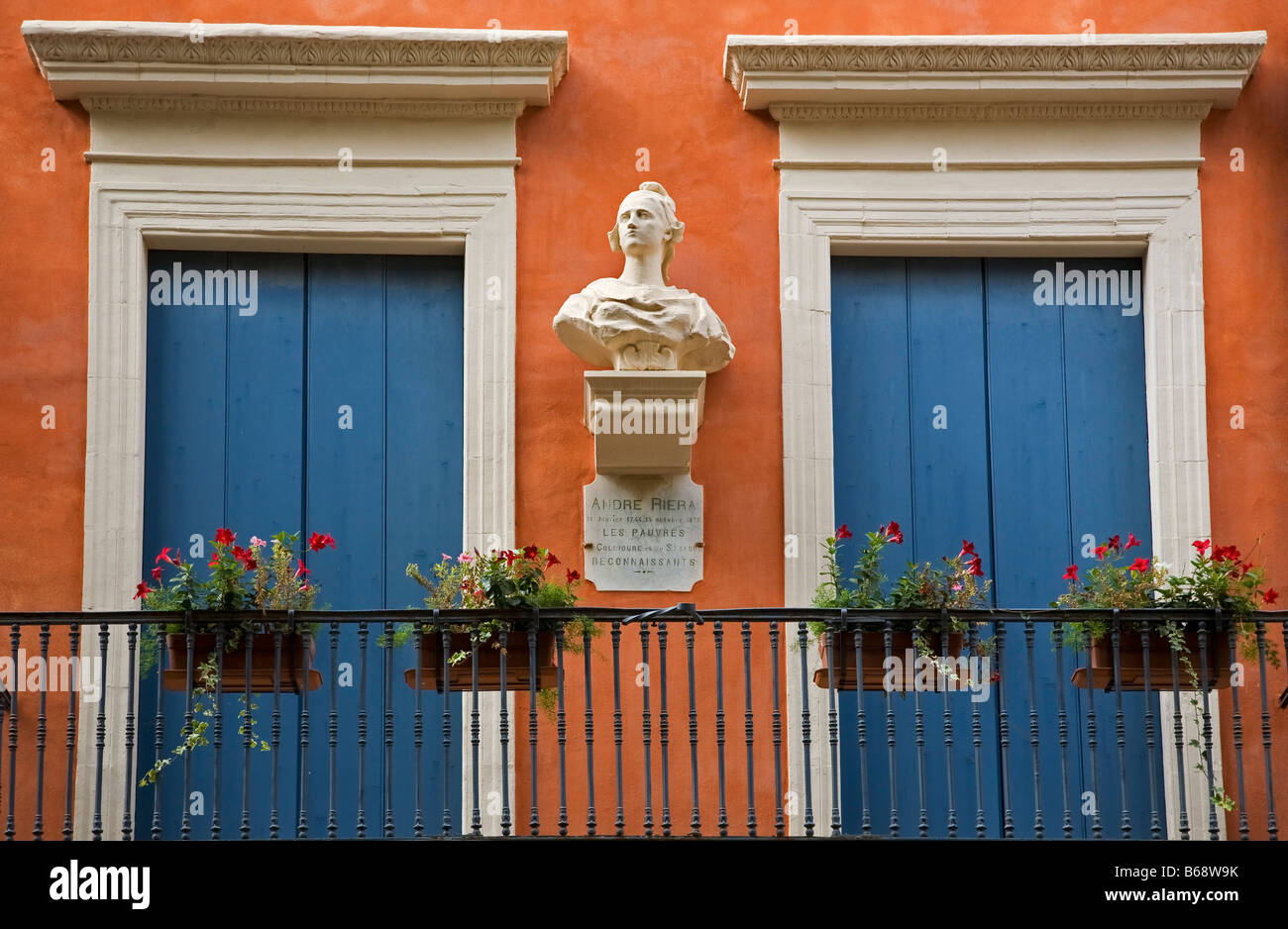 Il balcone della casa con la classica Busto di Andre Riera, che hanno riconosciuto la povera gente, Collioure, Pyrennees-Orientales. Francia Foto Stock