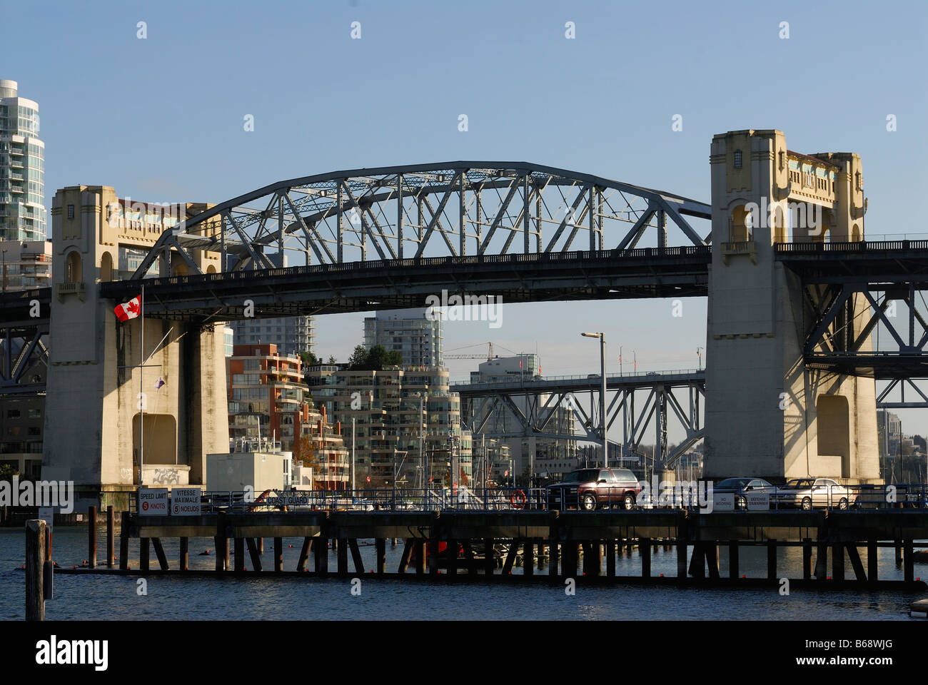 Ponte burrard costruire in acciaio e calcestruzzo attraversare la English Bay ci sono quattro modi per biciclette di traffico di camion e auto vai su Foto Stock