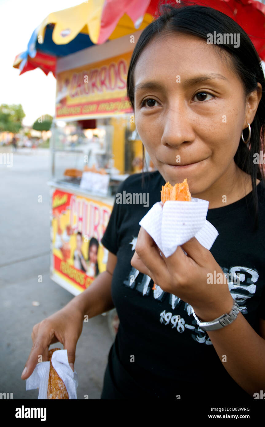 Ragazza peruviana di mangiare Churro Moyobamba, San Martin, Perù. Foto Stock