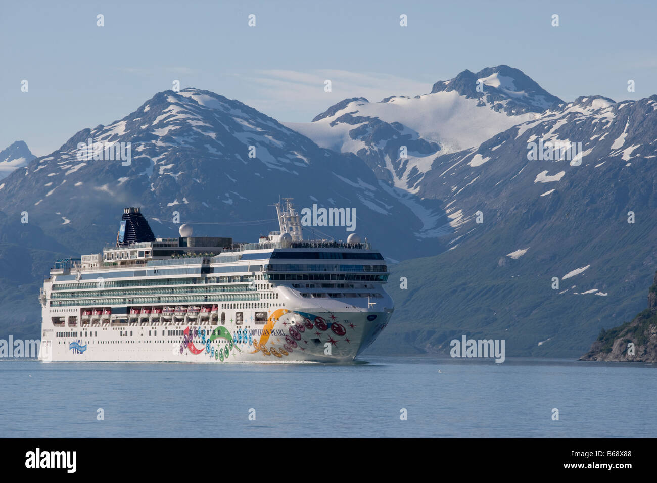 Stati Uniti d'America Alaska Parco Nazionale di Glacier Bay nave da crociera MV norvegese Perla motoring verso Margerie ghiacciaio sul soleggiato mattina d'estate Foto Stock