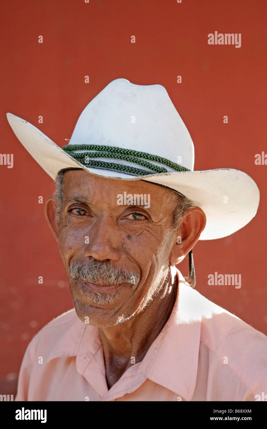 Nicaragua latino uomo sorridente in granada nicaragua centrale america latina persona persone close up verticale modello rilasciato MR Foto Stock