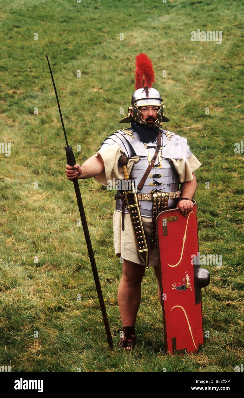 Soldato Romano Centurion militare storica rievocazione Legio II Augusta legionario legione arma armi scudo pennacchio lancia Foto Stock