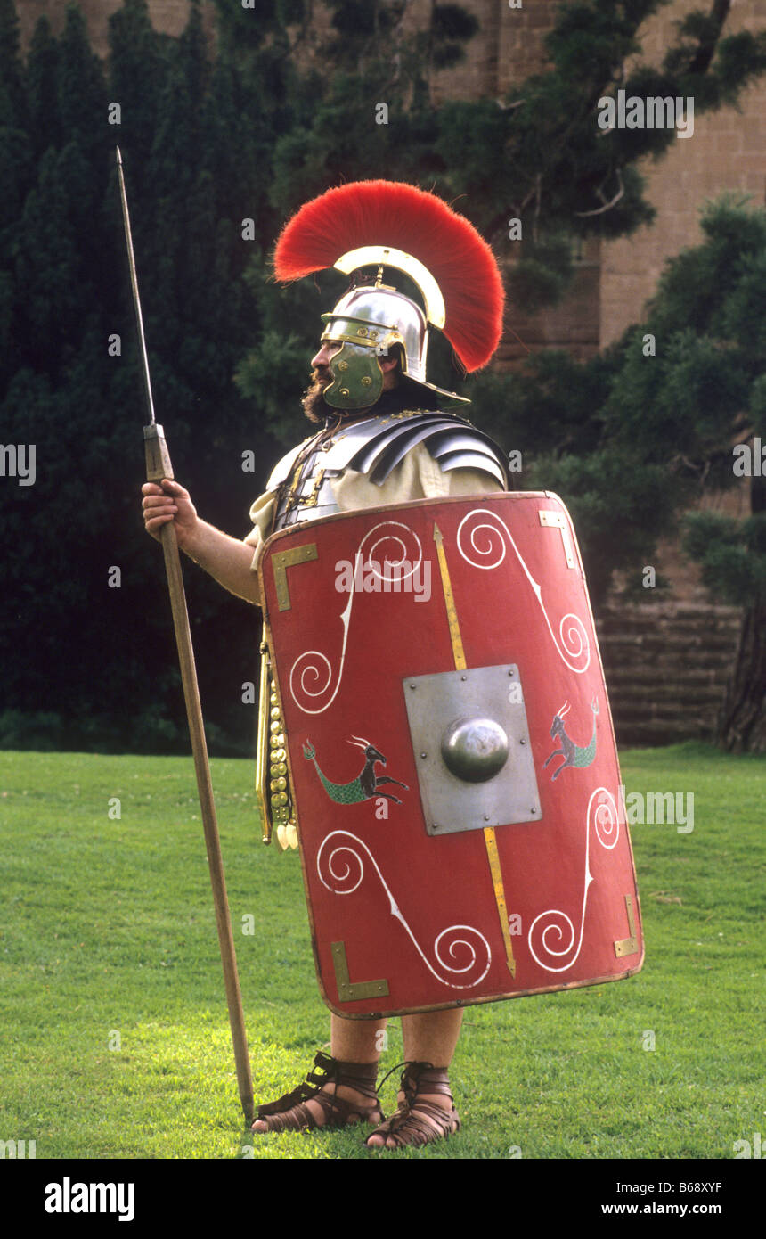 Soldato Romano Centurion militare storica rievocazione Legio II Augusta legionario legione arma armi scudo pennacchio lancia Foto Stock
