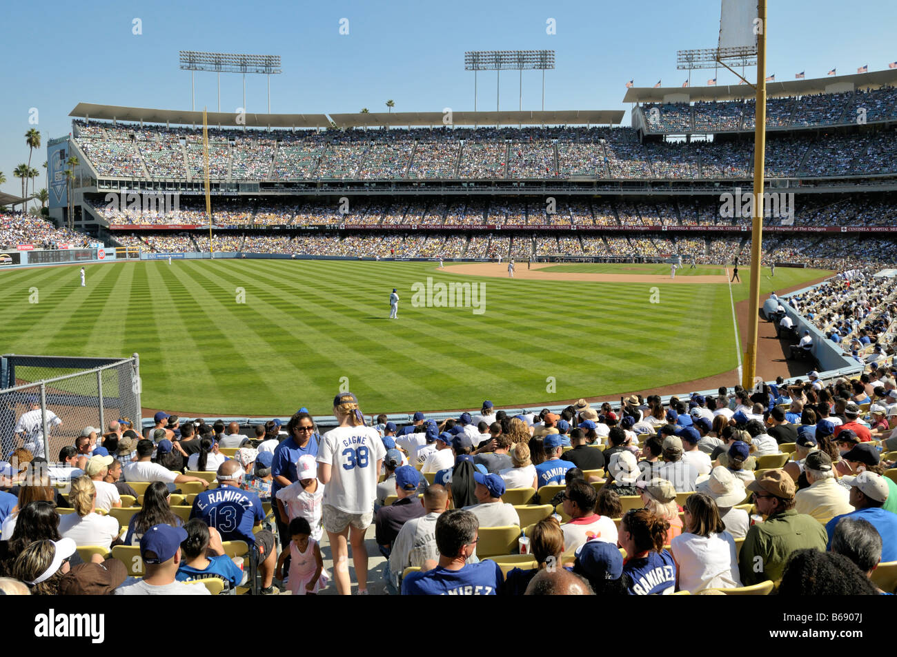 Entusiasti fans salendo dai loro posti a sedere stile stadio Foto Stock