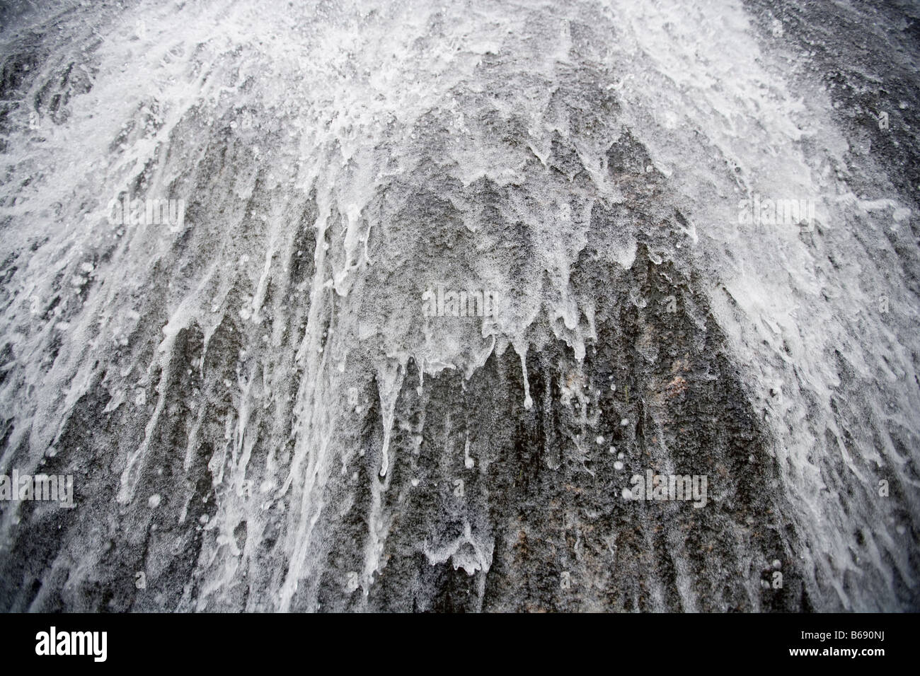 Stati Uniti d'America Alaska Misty fiordi Monumento Nazionale azione di arresto immagine del versamento a cascata verso il basso roccia ripida scogliera lungo Rudyerd Bay Foto Stock