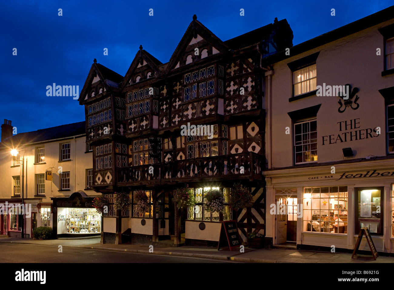 Ludlow Feathers Hotel stile Giacobino edificio con travi di legno Inn poiché 1670 Shropshire UK Gran Bretagna Foto Stock