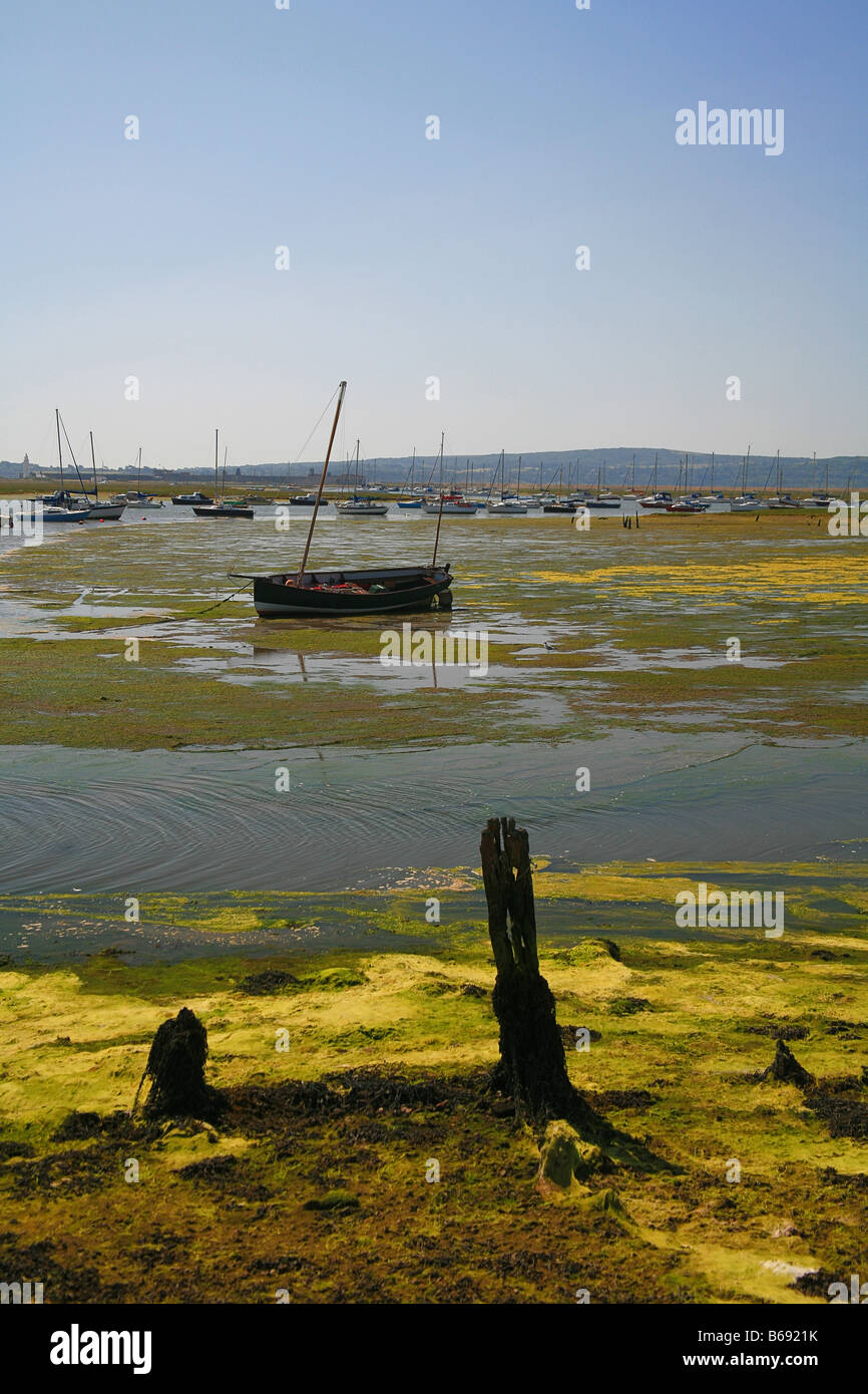 Un assortimento di yacht ormeggiati in porto Keyhaven Inghilterra Hampshire REGNO UNITO Foto Stock