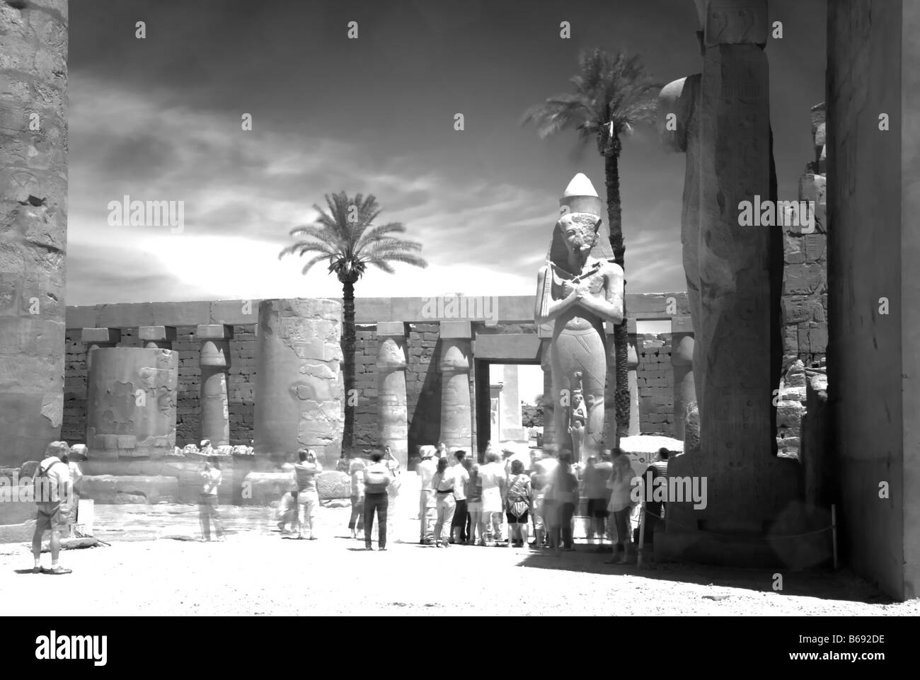 Colosso di Ramses II (infrarossi fotografia) nel cortile del tempio di Karnak Foto Stock