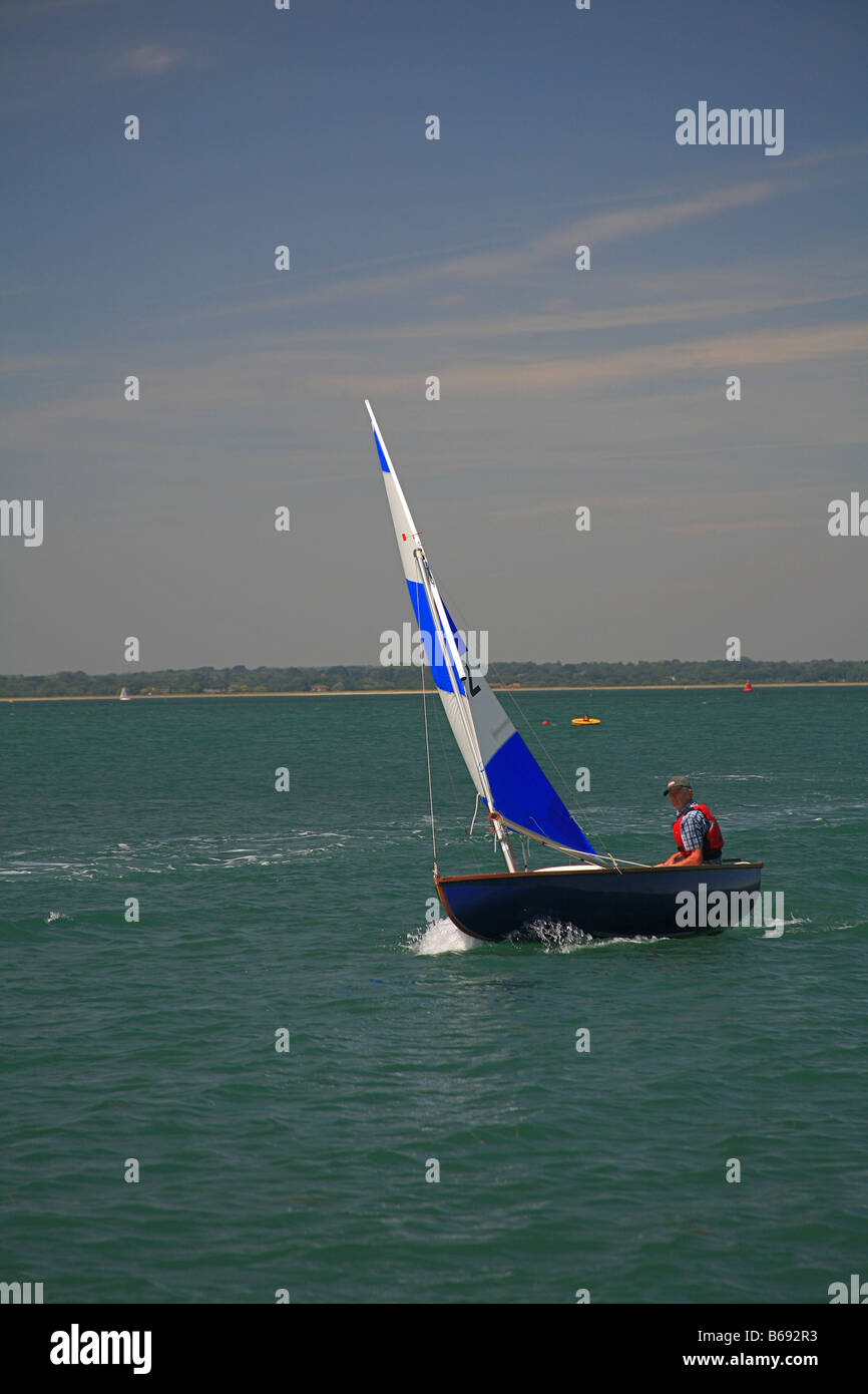 Barca a vela sporca nel Solent fuori Yarmouth harbour Isle of Wight England Regno Unito Foto Stock