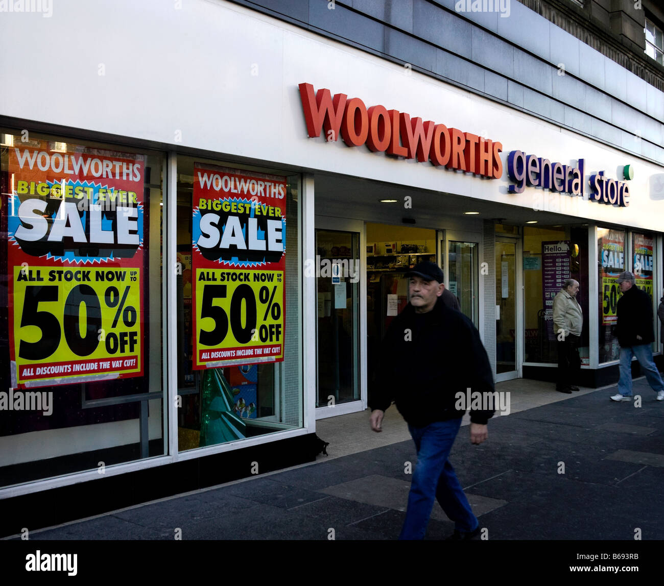 Woolworths shopping store che si trova in amministrazione con la vendita dei segni nel windows, Edimburgo, Scozia, Regno Unito, Europa Foto Stock