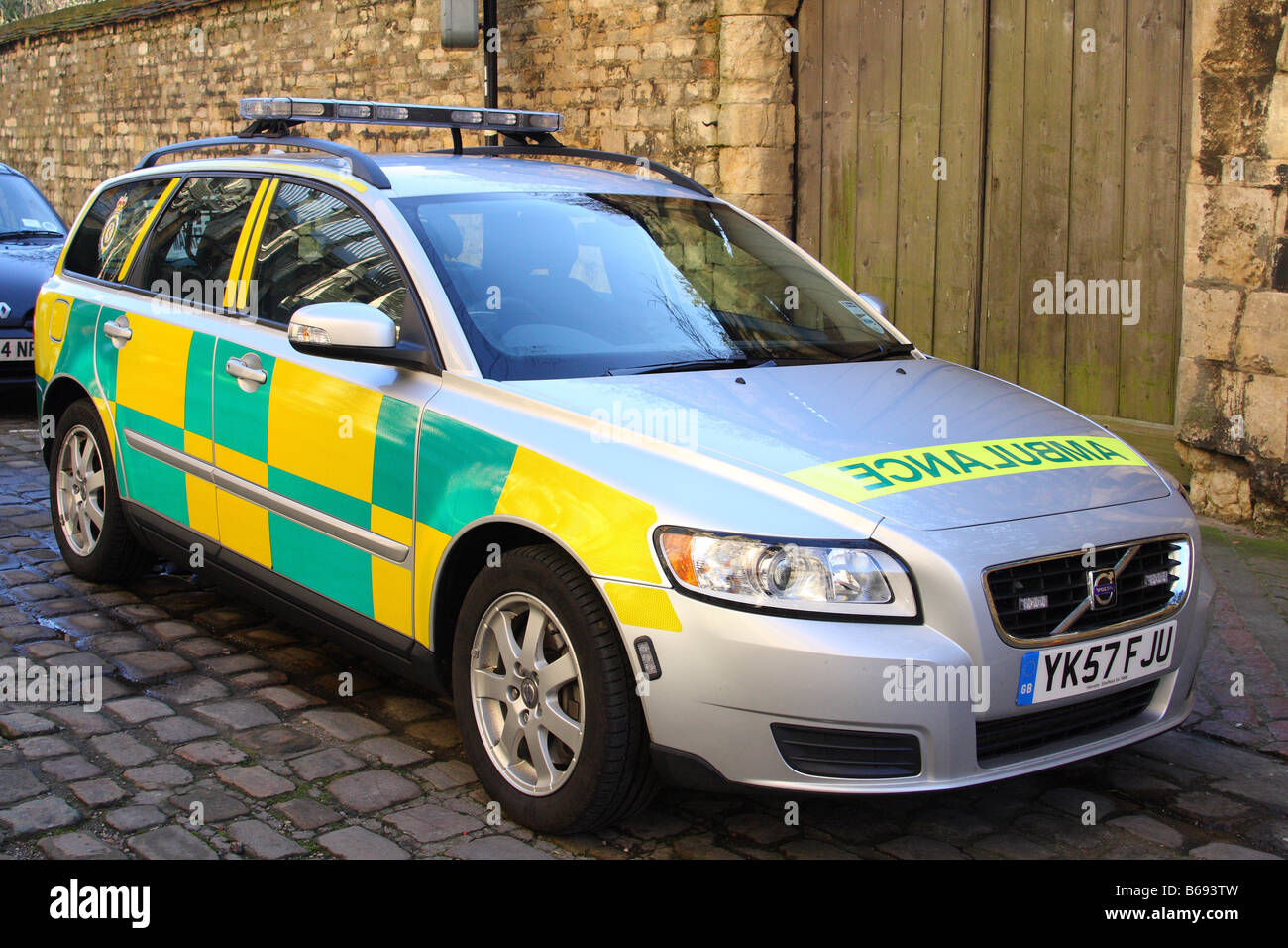 Paramedic auto in una città del Regno Unito. Foto Stock