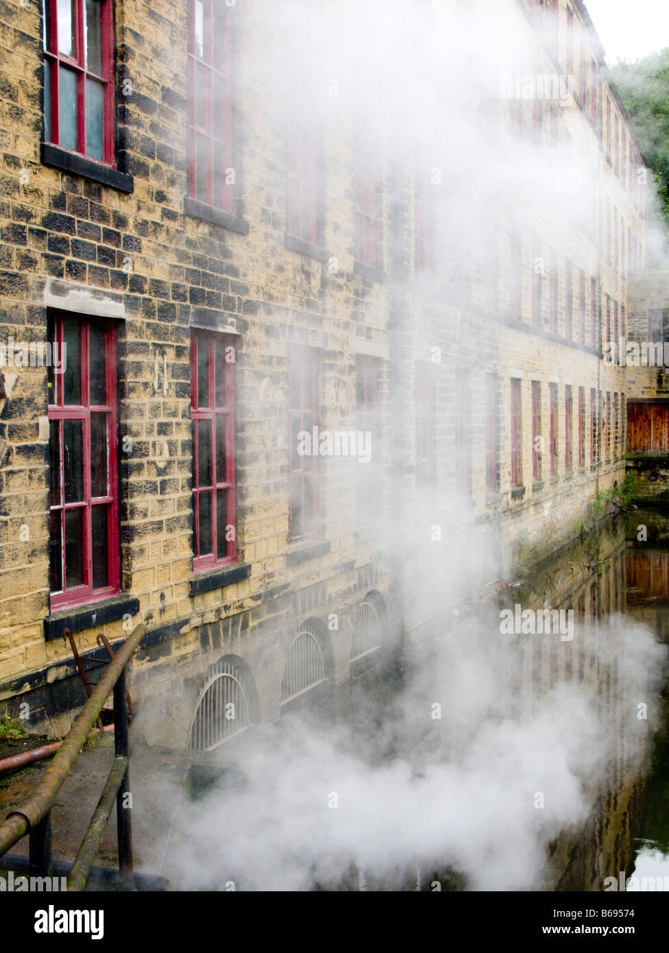Armley Mill Leeds REGNO UNITO con vapore Foto Stock