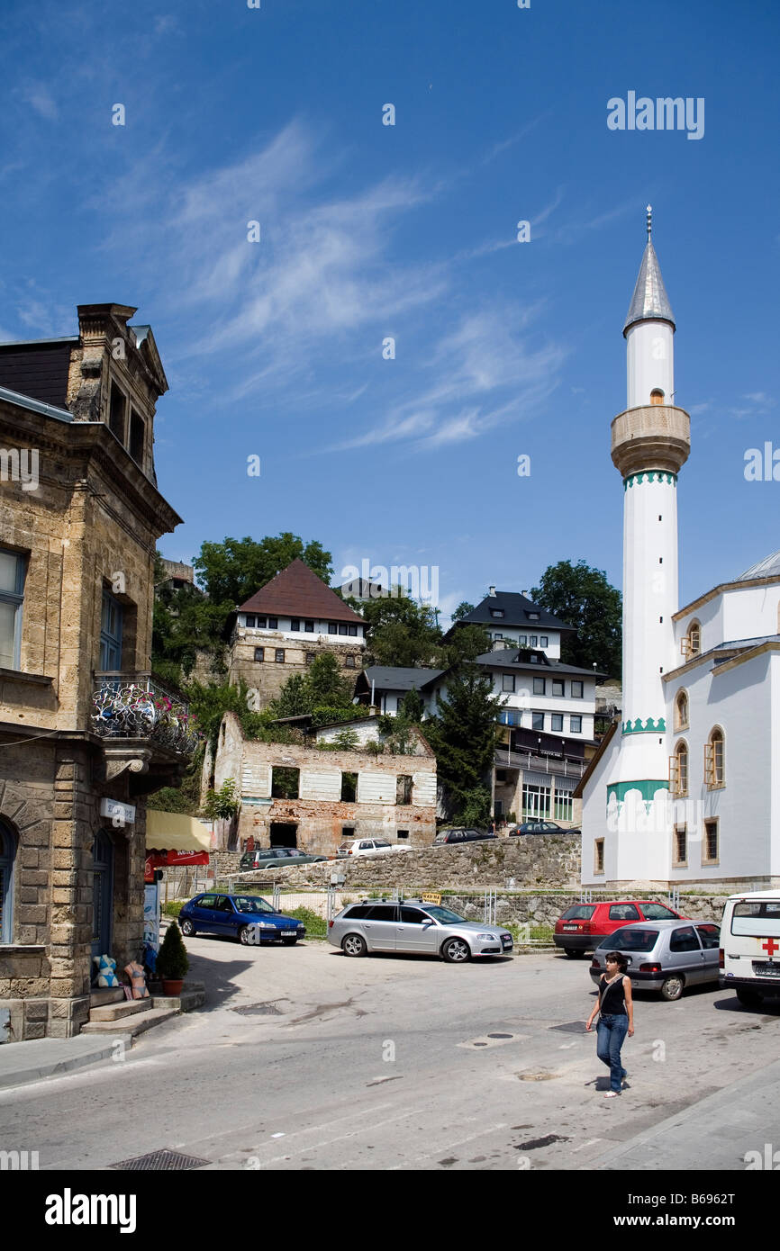 La Bosnia e Erzegovina scena di strada dalla città di Jajce con un ben noto moschea Esme Sultanije Foto Stock