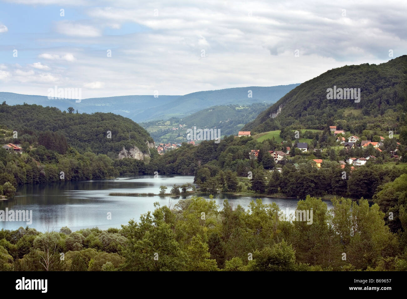 La Bosnia e Erzegovina Village Jezero e comune sulle rive del lago Pliva vicino alla città di Jajce Foto Stock