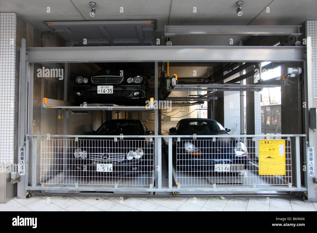 Stile giapponese mall multipiano automatico di parcheggio auto privato, doppia parcheggiato verticalmente in appartamento edificio parcheggio Foto Stock