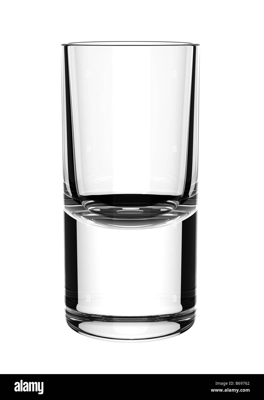 Un bicchiere contro uno sfondo bianco Foto Stock