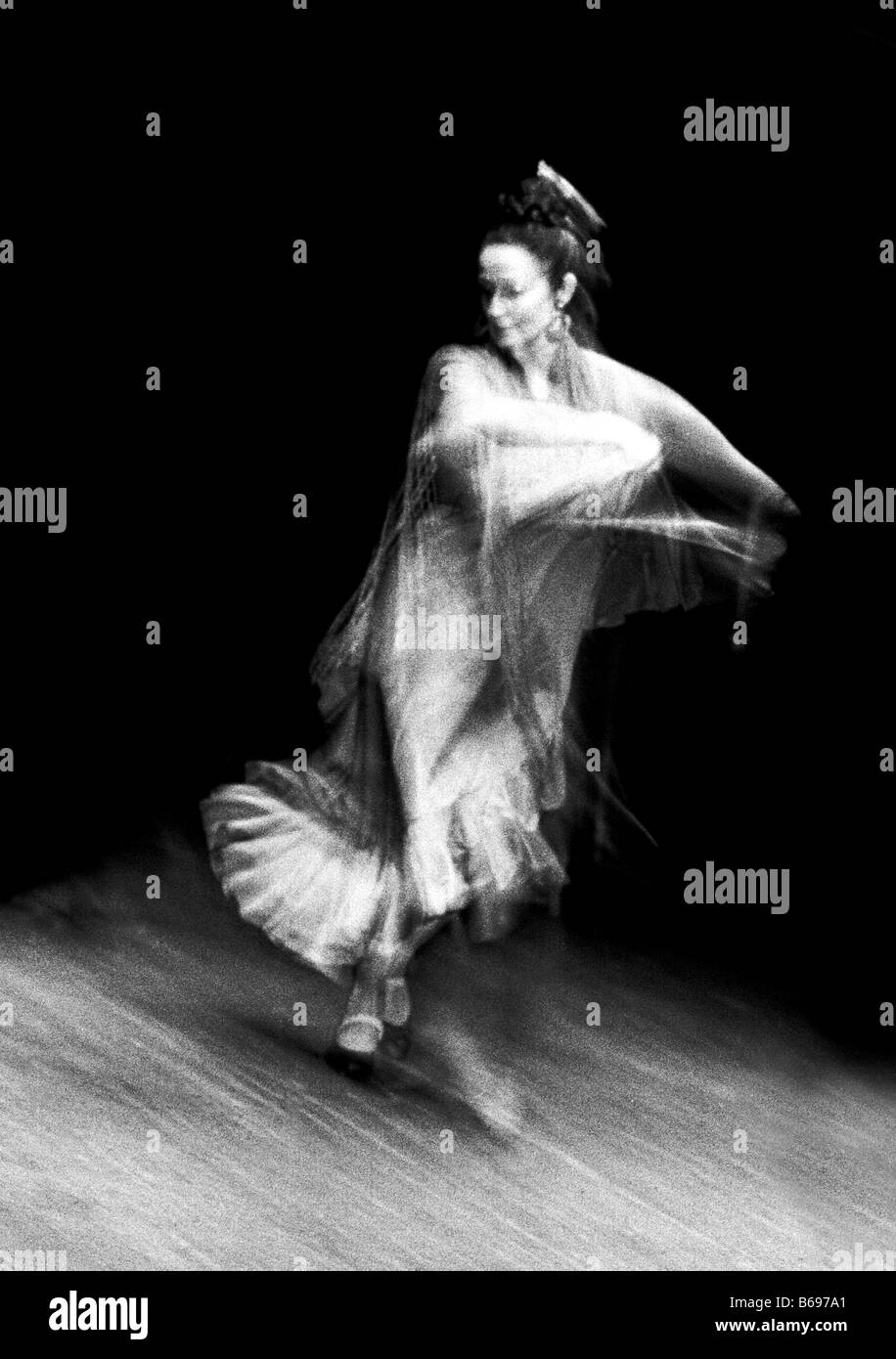 Sfocato sgranate in bianco e nero la ballerina di flamenco Foto Stock