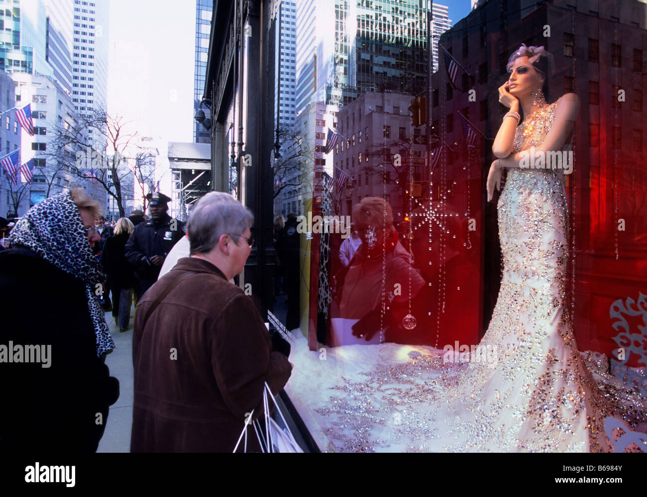 Saks Fifth Avenue New York. Visualizzazione della finestra del magazzino. Due donne turisti che ammirano un abito da sera a New York City Foto Stock