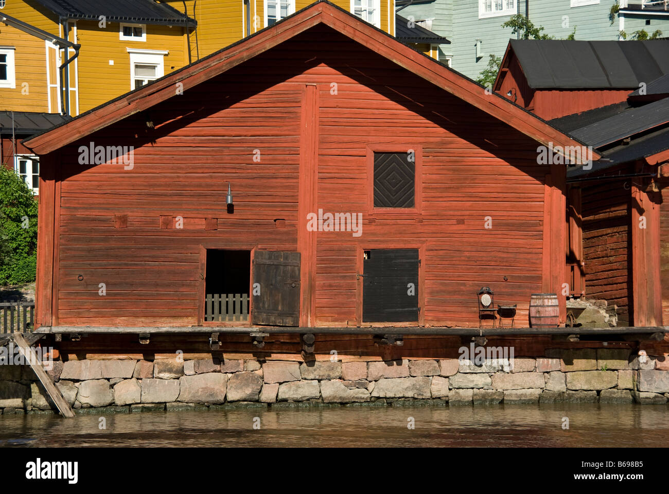 Un ocra rossa dipinta del magazzino sul fiume Porvoo waterfront Foto Stock