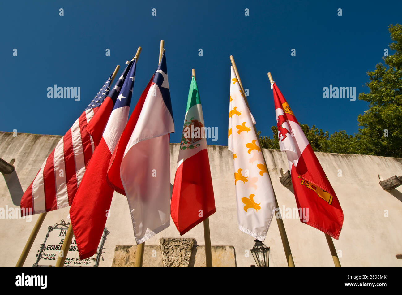 Six Flags over Texas red bianco blue esterno su ingresso governatori spagnoli palazzo aristocratico esterna inizio casa spagnola Foto Stock