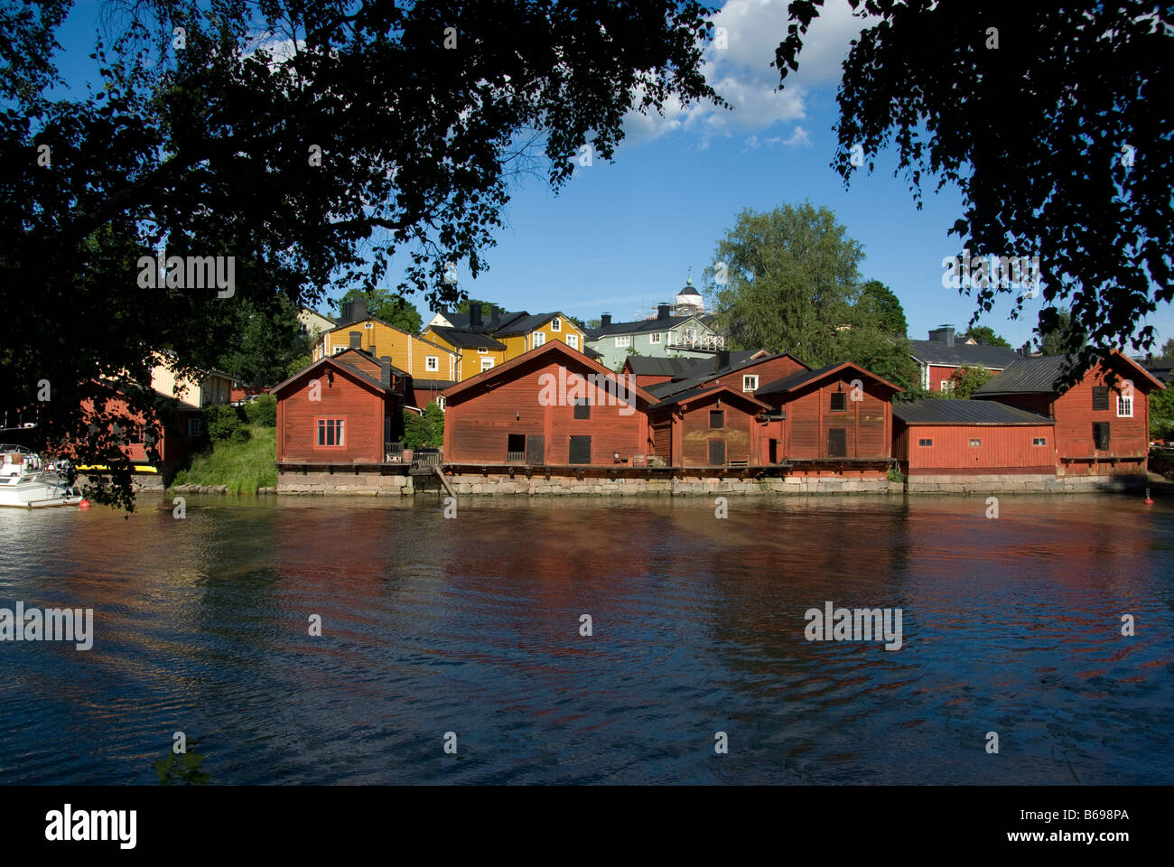 Riverside vecchi magazzini sul lungomare di Porvoo river Foto Stock