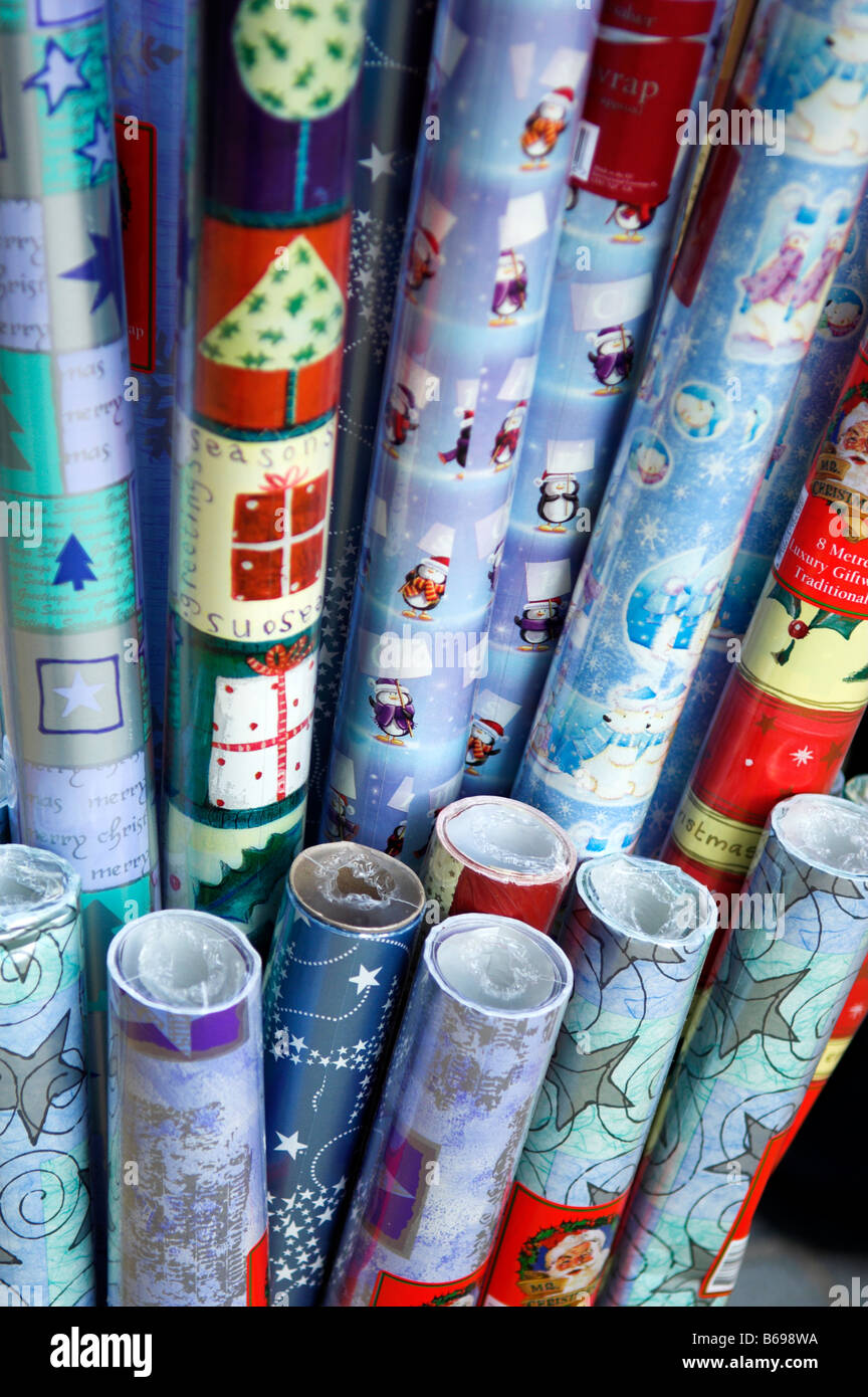 Rotoli di carta natalizia Foto Stock