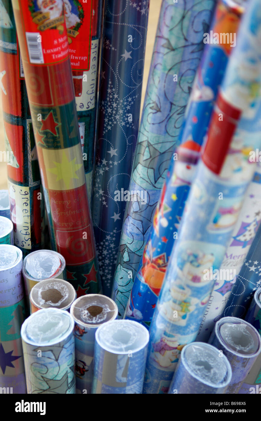 Rotoli di carta natalizia Foto Stock