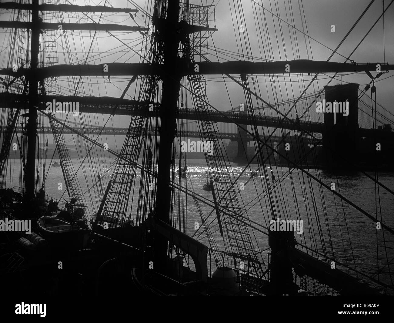 South Street Seaport, New York. Tall navi che approdano nel porto di New York del Memorial Day 1995 Foto Stock