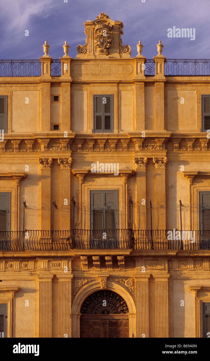 Lesene a Palazzo Landolina Sant Alfano a Piazza Municipio a Noto Sicilia Italia Foto Stock