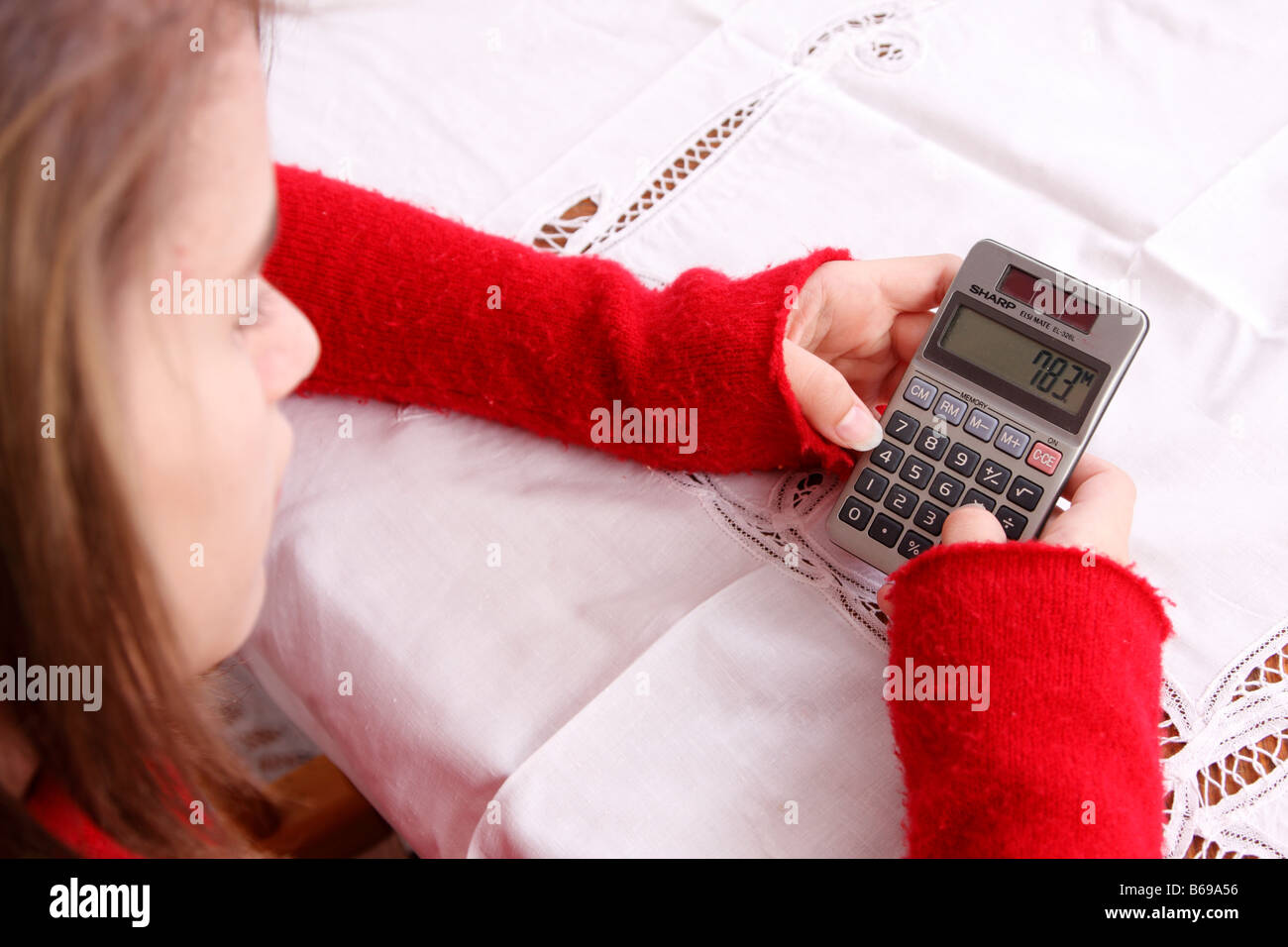 Teen tenendo un solare calcolatrice Foto Stock