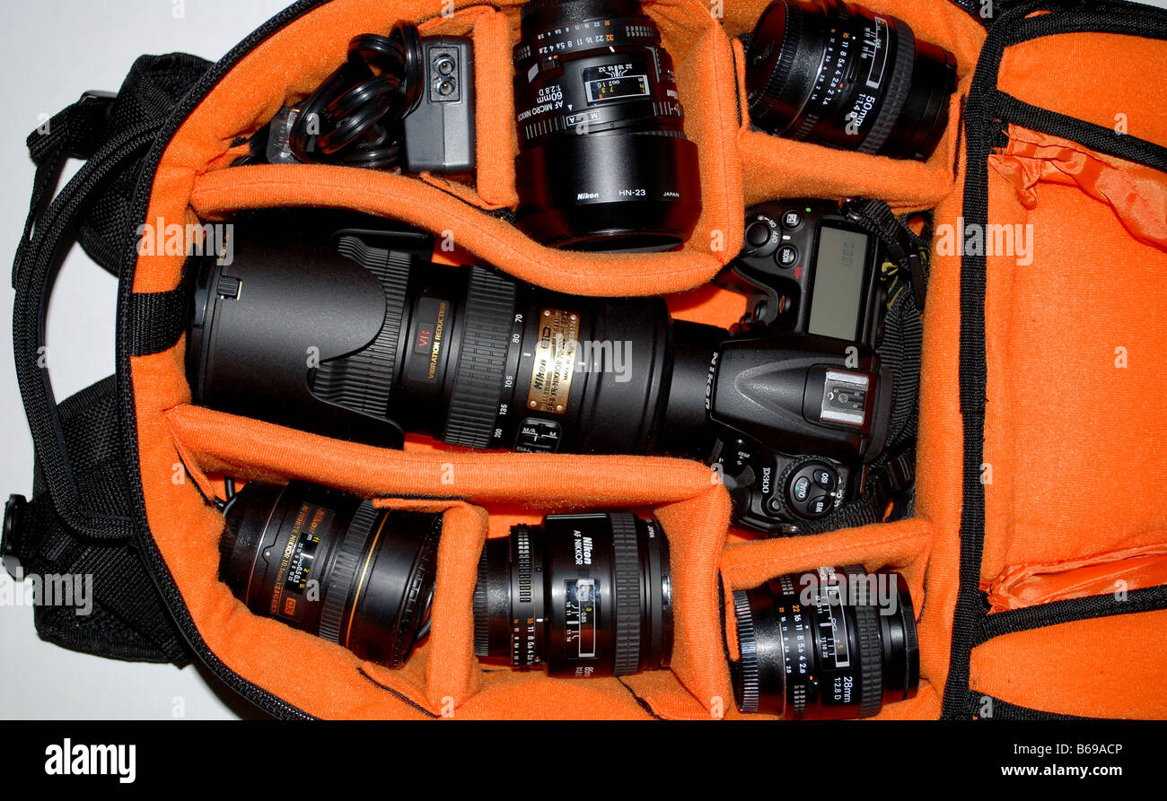 Una borsa per macchina fotografica, perfettamente organizzate, riempito con  Nikon attrezzatura fotografica, teleobiettivi, flash, cavi del corpo della  fotocamera Foto stock - Alamy