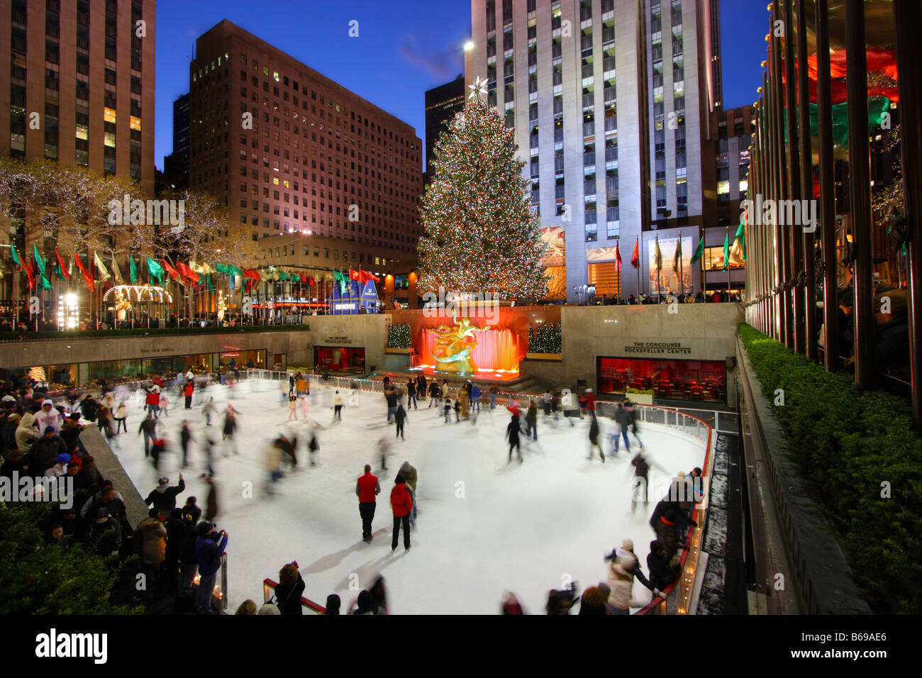 Il Rockefeller Center albero di Natale e la pista di pattinaggio su ghiaccio Foto Stock