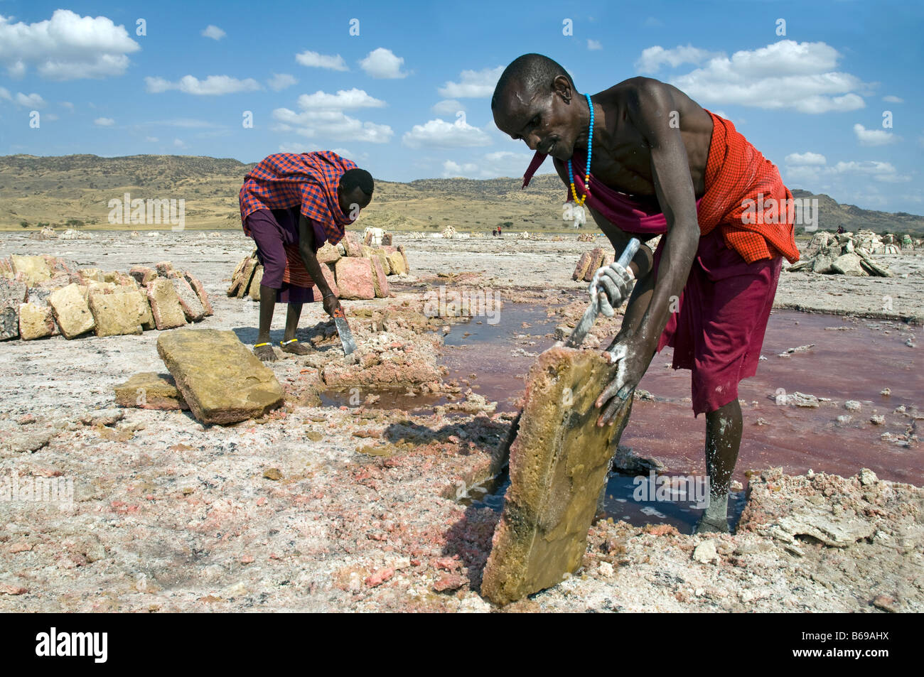 Estrazione di Soda al Lago Natron in Tanzania dove Maasai locale estrarre e vendere lastre Foto Stock