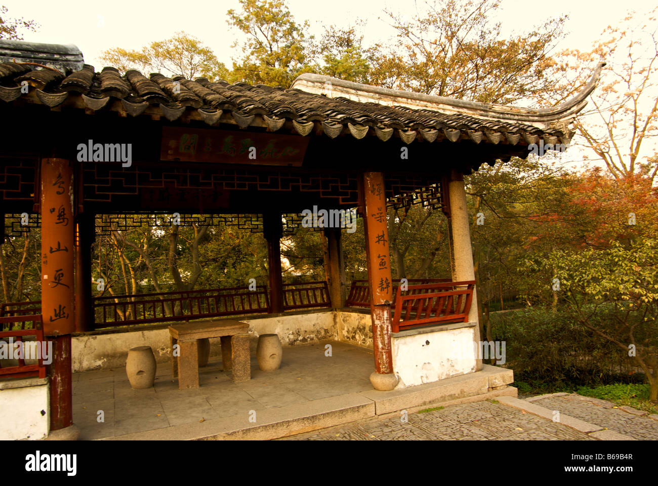 Tessera piccola teahouse coperto con struttura a reticolo in legno sulla cima di una collina a 400 anno vecchio giardino di umile amministratore Foto Stock