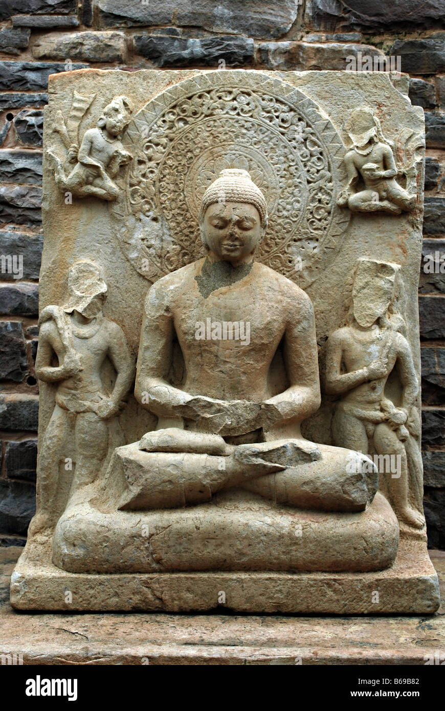 Stupa 1 o grande Stupa : Statua del Buddha dentro lo Stupa locali, Sanchi, Madhya Pradesh, India. Foto Stock