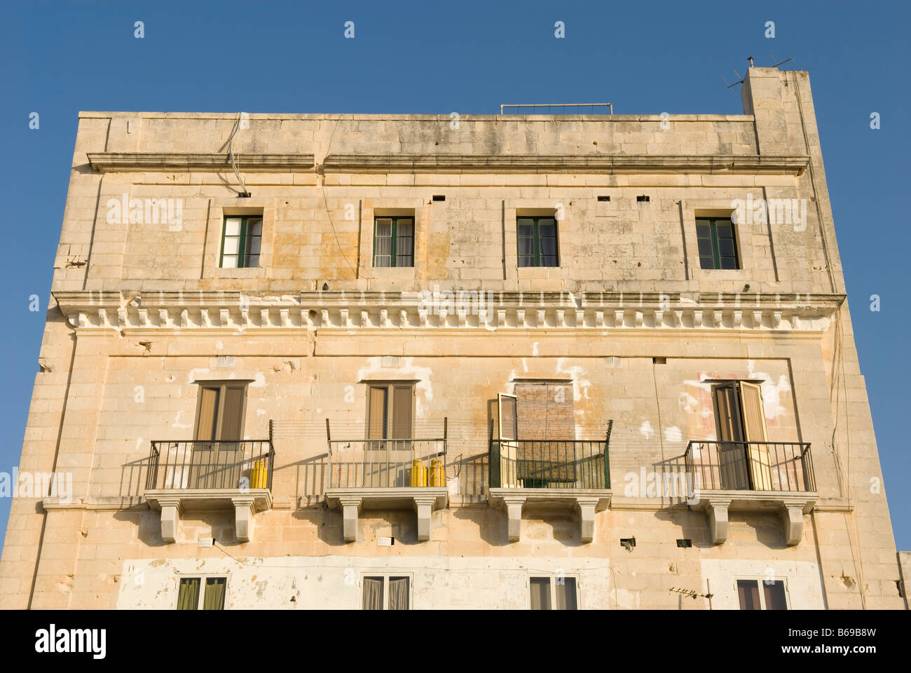 Edifici di appartamenti con balconi vicino a Fort St. Elmo, La Valletta, Malta Foto Stock