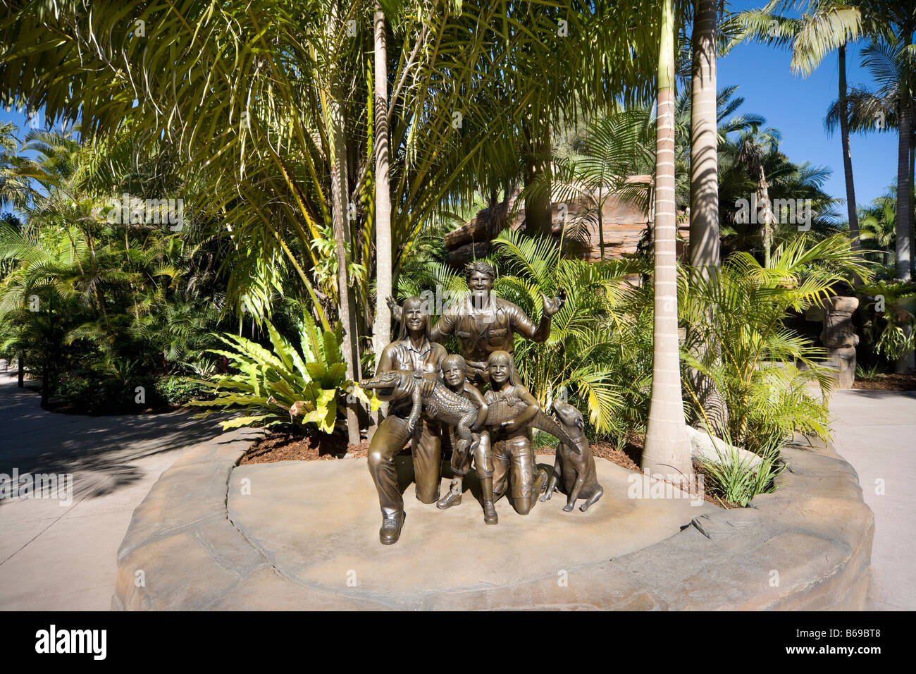 La scultura in bronzo di Steve Irwin con la sua famiglia in Australia Zoo. Foto Stock
