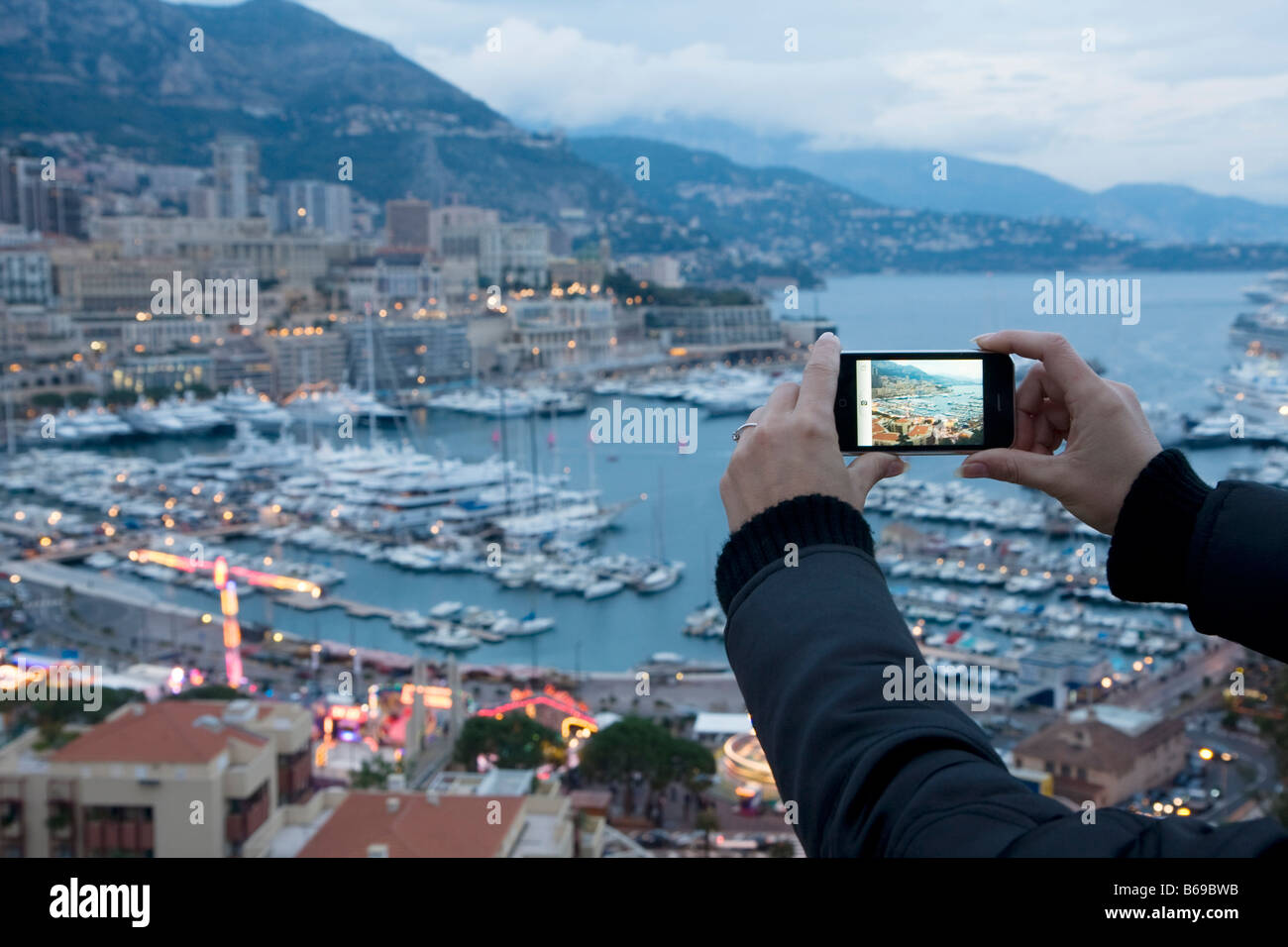 Panoramica Monaco Monte Carlo del porto al tramonto con il turista facendo una foto wit iphone, Francia, Europa UE Foto Stock