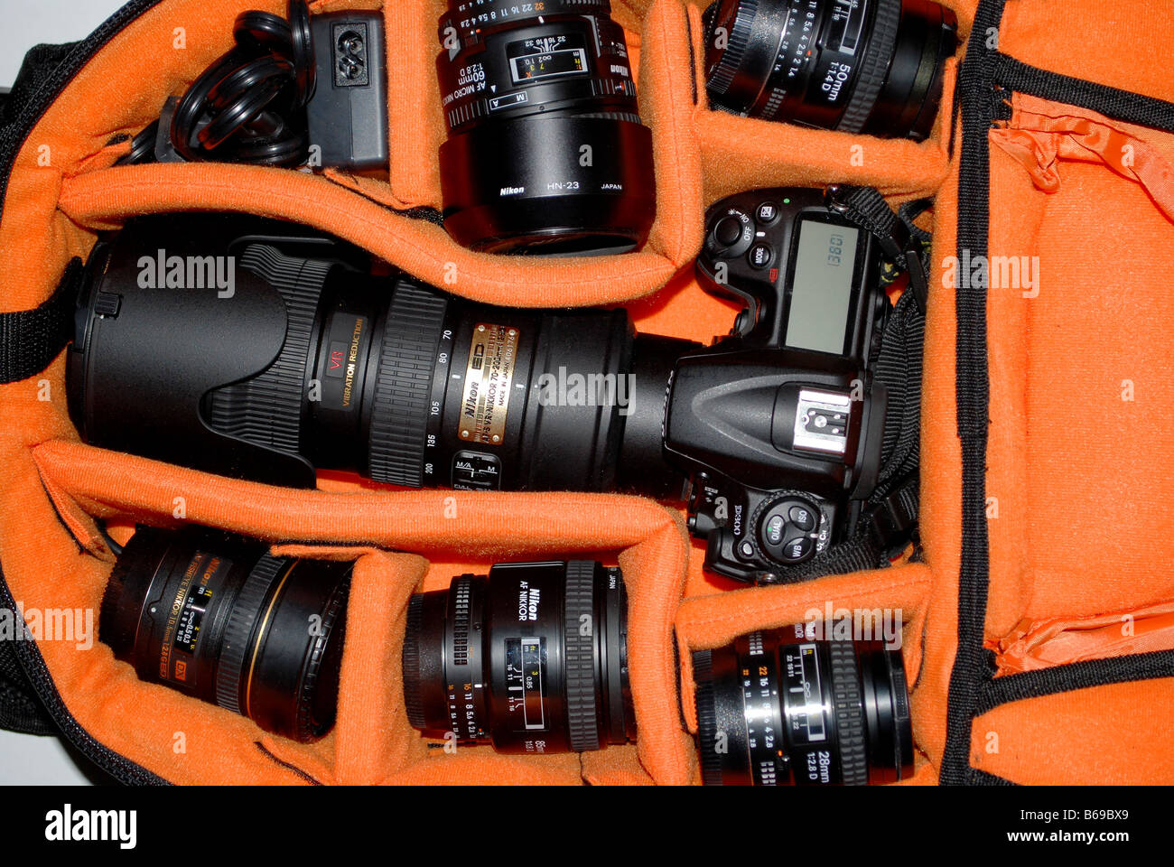 Una borsa per macchina fotografica, perfettamente organizzate, riempito con  Nikon attrezzatura fotografica, teleobiettivi, flash, cavi del corpo della fotocamera  Foto stock - Alamy