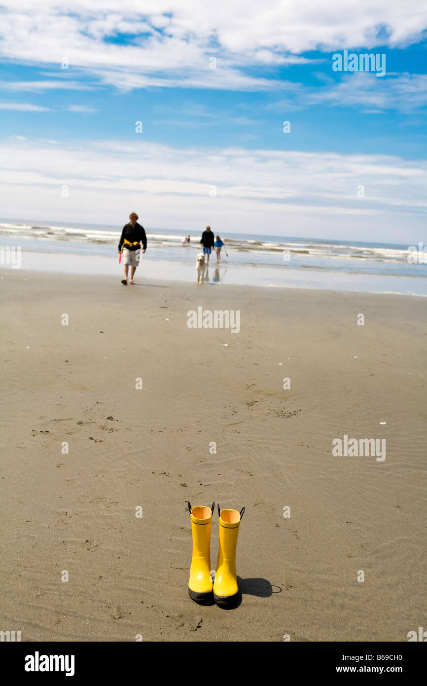 Stivali di gomma sulla spiaggia, nello Stato di Washington, USA Foto stock  - Alamy