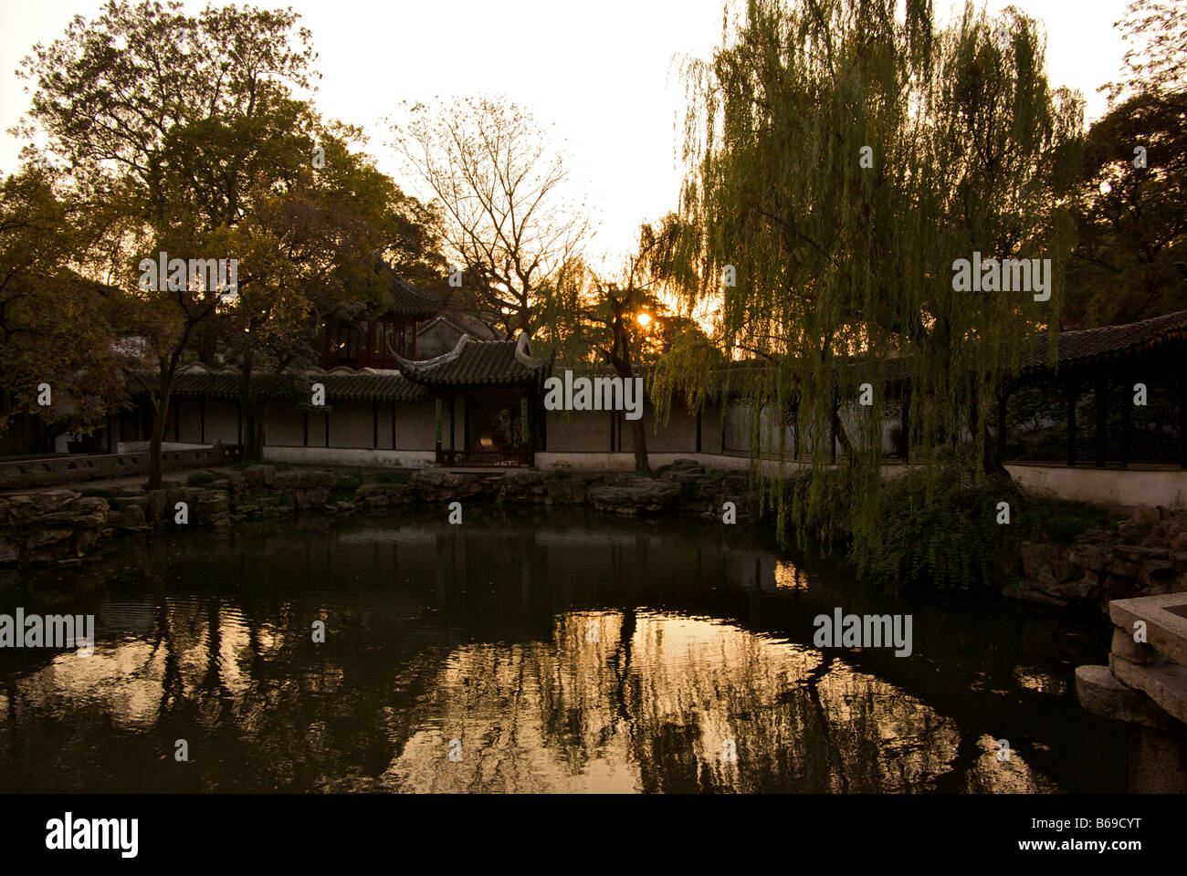 Il 400 anno vecchio ex giardino privato dell'amministratore umile della dinastia Ming al tramonto del patrimonio mondiale UNESCO Foto Stock