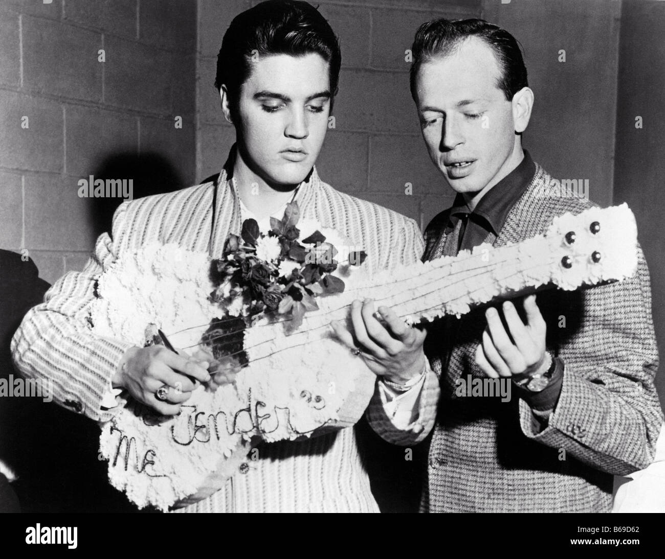 ELVIS PRESLEY promuovere l amore di me gara nel 1956 con una chitarra di pasticceria Foto Stock