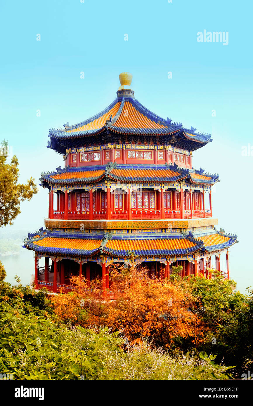 Alberi di fronte a una pagoda, Torre di Budda fragranza, Palazzo d'Estate a Pechino, Cina Foto Stock