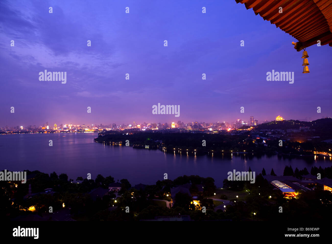 Il paesaggio del lago occidentale di notte Hangzhou nella provincia di Zhejiang Foto Stock
