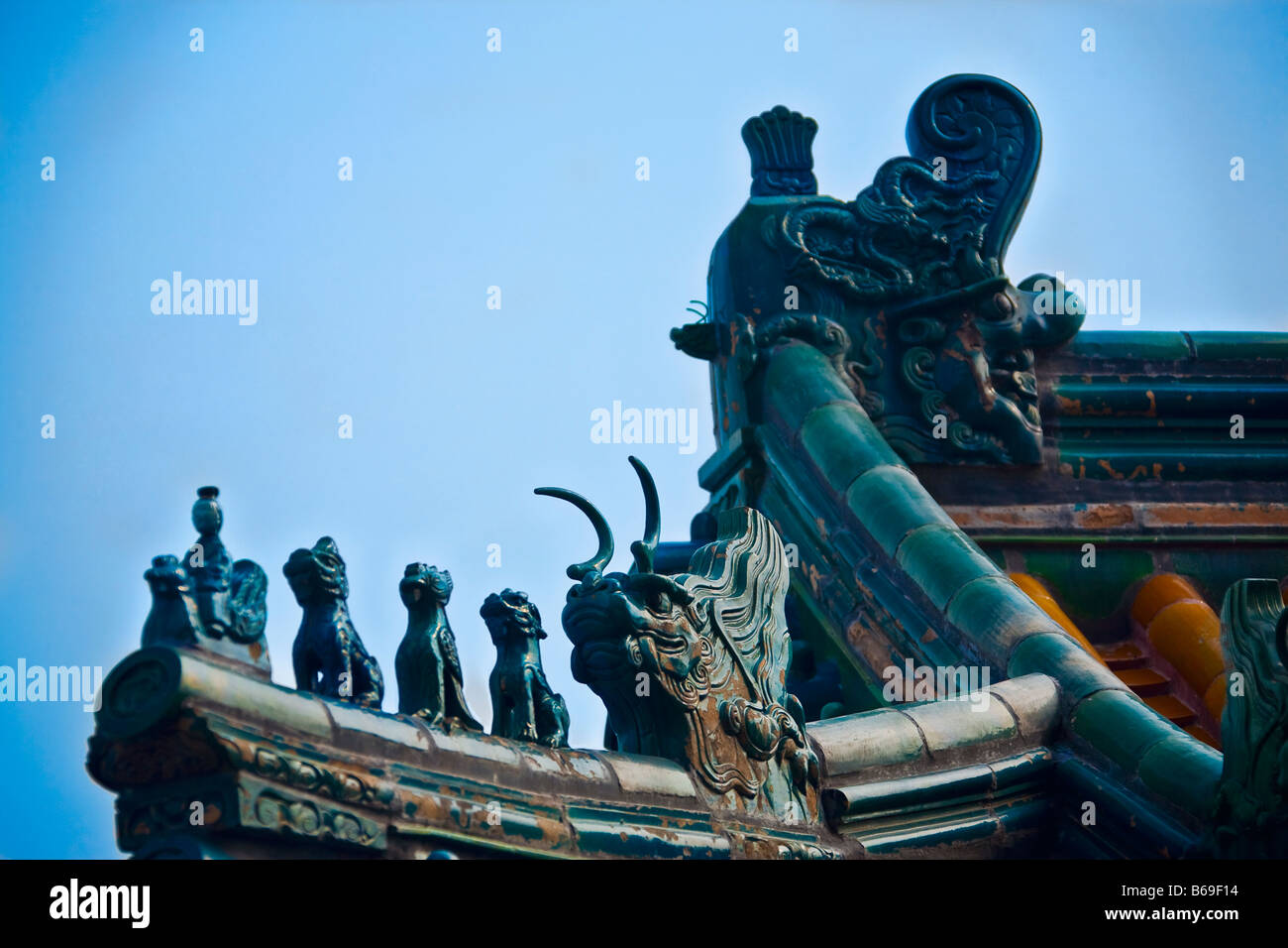 Basso angolo di visione della scultura sul tetto di un edificio, torre di Budda fragranza, Palazzo d'Estate a Pechino, Cina Foto Stock